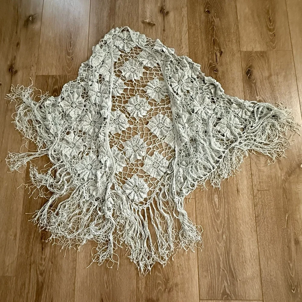 Crochet Floral Lace Vest with Fringe - Picture 4 of 4